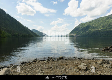 Une excursion sur le lac Teletskoye sur un bateau à moteur dans les montagnes de l'Altaï Banque D'Images