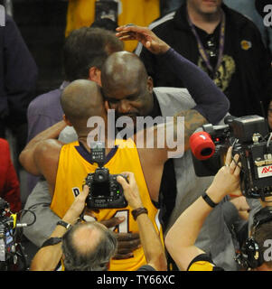 Los Angeles Lakers Kobe Bryant est félicité par Shaquille Oneal dans son dernier match contre les Utah Jazz au Staples Center de Los Angeles le 13 avril 2016. Bryant a marqué 60 points. Les Lakers a gagné 101 à 96. Photo par Lori Shepler/UPI Banque D'Images