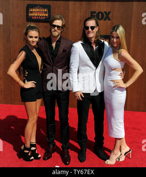 Brittney Marie Cole, musiciens Brian Kelley, Tyler Hubbard de Florida Georgia Line et Hayley Stommel assister au Compte à rebours 2016 American Country Awards lors du Forum à Inglewood, Californie, le 1 mai 2016. Photo par Michael Owen Baker/UPI Banque D'Images