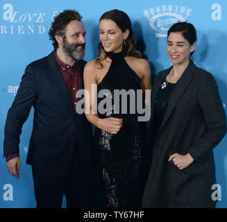 L'acteur Michael Sheen, l'acteur Kate Beckinsale et humoriste Sarah Silverman assister à la première mondiale de la motion photo théâtre romantique 'Amour & amitié" à la Directors Guild of America à Los Angeles le 3 mai 2016. Scénario : Situé dans les années 1790, Lady Susan Vernon s'établit provisoirement à sa belle-famille' estate et, bien qu'il existe, est déterminé à être un entremetteur pour sa fille Frederica -- et elle-même aussi, naturellement. Photo par Jim Ruymen/UPI Banque D'Images