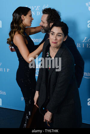 Kate Beckinsale acteur, l'acteur Michael Sheen et humoriste Sarah Silverman assister à la première mondiale de la motion photo théâtre romantique 'Amour & amitié" à la Directors Guild of America à Los Angeles le 3 mai 2016. Scénario : Situé dans les années 1790, Lady Susan Vernon s'établit provisoirement à sa belle-famille' estate et, bien qu'il existe, est déterminé à être un entremetteur pour sa fille Frederica -- et elle-même aussi, naturellement. Photo par Jim Ruymen/UPI Banque D'Images