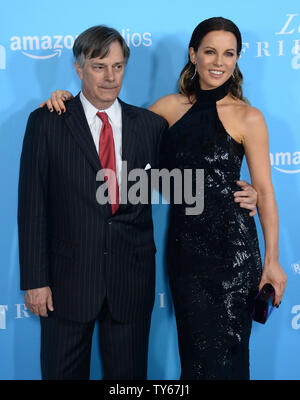 Kate Beckinsale acteur et directeur Whit Stillman assister à la première mondiale de la motion photo théâtre romantique 'Amour & amitié" à la Directors Guild of America à Los Angeles le 3 mai 2016. Scénario : Situé dans les années 1790, Lady Susan Vernon s'établit provisoirement à sa belle-famille' estate et, bien qu'il existe, est déterminé à être un entremetteur pour sa fille Frederica -- et elle-même aussi, naturellement. Photo par Jim Ruymen/UPI Banque D'Images