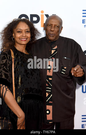 L'acteur Lou Gossett Jr., droite, et Shirley Neal assister à la première du documentaire 'Under the Gun' à l'Academy of Motion Picture Arts and Sciences (AMPAS) à Beverly Hills, Californie le 3 mai 2016. Scénario : récits de première main de parents de victimes de Sandy Hook, commentaires d'experts et les statistiques révèlent l'état de la violence armée américaine et le contrôle des armes à feu. Photo par Michael Owen Baker/UPI Banque D'Images