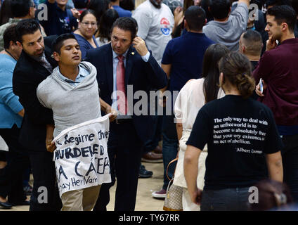 L'un des quelques manifestants est enlevé comme l'ancien secrétaire d'Etat et le candidat démocrate Hillary Clinton aborde partisans pendant un rassemblement à l'Est de Los Angeles College à Los Angeles le 5 mai 2016. Maintenez les protestataires, Hillary Clinton, responsable de l'assassinat du militant des droits des autochtones et de l'environnement Berta Cáceres. Photo par Jim Ruymen/UPI Banque D'Images