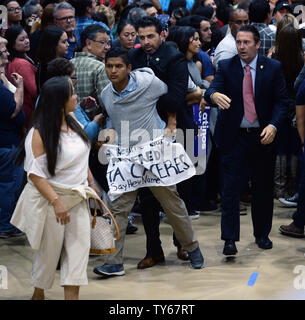 L'un des quelques manifestants est enlevé comme l'ancien secrétaire d'Etat et le candidat démocrate Hillary Clinton aborde partisans pendant un rassemblement à l'Est de Los Angeles College à Los Angeles le 5 mai 2016. Maintenez les protestataires, Hillary Clinton, responsable de l'assassinat du militant des droits des autochtones et de l'environnement Berta Cáceres. Photo par Jim Ruymen/UPI Banque D'Images