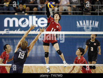 Le Japon Yuki Ishikawa (11 hits) contre l'USAÕs Averill Taylor (19) avec Hideomi, Fukatsu, gauche et Akihiro Yamauchi, droite, regardant dans le USA Volleyball Cup à l'Galen Center de Los Angeles, Californie le 6 mai 2016. Le Japon a gagné le match 3-1. Photo par Alex Gallardo/UPI Banque D'Images