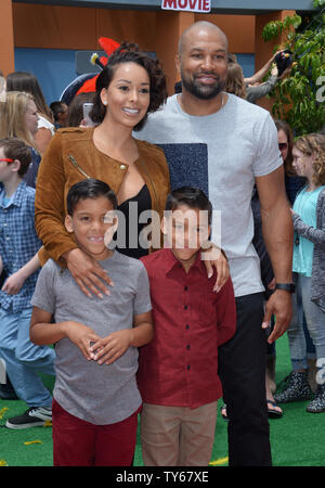 L'ancien joueur NBA et entraîneur-chef Derek Fisher et Gloria Govan et son fils Carter Barnes et Isaiah Barnes assister à la première de la comédie animée 'Les Angry Birds' au Regency Village Theatre dans la section de Westwood Los Angeles le 7 mai 2016. Scénario : Quand une île peuplée par des professionnels, les oiseaux aptères est visité par de mystérieux green piggies, c'est jusqu'à trois peu probable des parias - Rouge, Chuck et Bomb - de comprendre ce que les porcs sont à. Photo par Jim Ruymen/UPI Banque D'Images