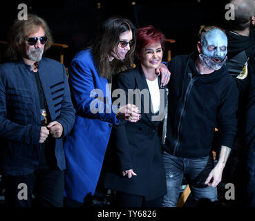 Geezer Butler, Ozzy Osbourne, Sharon Osbourne et Corey Taylor (L-R) assister à une conférence de presse pour annoncer, un Knotfest Ozzfest répond aux deux jours du festival avec des spectacles de garniture par Black Sabbath et Slipknot au Hollywood Palladium de Los Angeles le 12 mai 2016. Sharon Osbourne, Ozzy's manager, a pris la scène pour annoncer son ex-conjoint. Photo par Jim Ruymen/UPI Banque D'Images