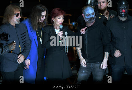 Geezer Butler, Ozzy Osbourne, Sharon Osbourne et Corey Taylor (L-R) assister à une conférence de presse pour annoncer, un Knotfest Ozzfest répond aux deux jours du festival avec des spectacles de garniture par Black Sabbath et Slipknot au Hollywood Palladium de Los Angeles le 12 mai 2016. Sharon Osbourne, Ozzy's manager, a pris la scène pour annoncer son ex-conjoint. Photo par Jim Ruymen/UPI Banque D'Images