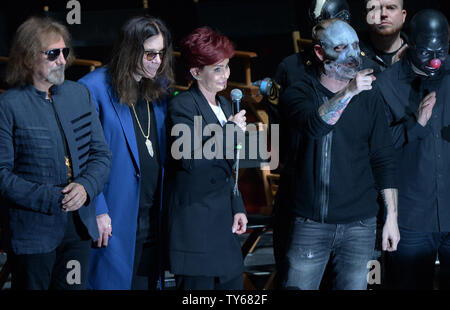 Geezer Butler, Ozzy Osbourne, Sharon Osbourne et Corey Taylor (L-R) assister à une conférence de presse pour annoncer, un Knotfest Ozzfest répond aux deux jours du festival avec des spectacles de garniture par Black Sabbath et Slipknot au Hollywood Palladium de Los Angeles le 12 mai 2016. Sharon Osbourne, Ozzy's manager, a pris la scène pour annoncer son ex-conjoint. Photo par Jim Ruymen/UPI Banque D'Images