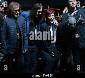 Geezer Butler, Ozzy Osbourne, Sharon Osbourne et Corey Taylor (L-R) assister à une conférence de presse pour annoncer, un Knotfest Ozzfest répond aux deux jours du festival avec des spectacles de garniture par Black Sabbath et Slipknot au Hollywood Palladium de Los Angeles le 12 mai 2016. Sharon Osbourne, Ozzy's manager, a pris la scène pour annoncer son ex-conjoint. Photo par Jim Ruymen/UPI Banque D'Images