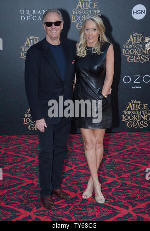 L'acteur Peter Fonda et Margaret DeVogelaere assister à la première mondiale de la motion photo fantaisie 'Alice à travers le miroir" au El Capitan Theatre dans la section Hollywood de Los Angeles le 23 mai 2016. Scénario : de 19 ans, Alice retourne dans le monde magique de son enfance l'aventure, où elle retrouve ses anciens amis et apprend de son véritable destin : pour mettre fin à la Red Queen's règne de terreur. Photo par Jim Ruymen/UPI Banque D'Images