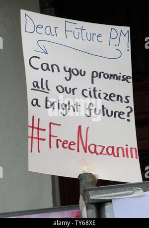 Londres, Royaume-Uni. 25 Juin, 2019. Un message affiché en face de l'ambassade d'Iran à l'appui de Nazanin Zaghari-Ratcliffe. Mari de Iranian-British Zaghari-Ratcliffe national Nazanin, Richard Ratcliffe, actuellement sur le 11e jour de grève de la faim à l'extérieur de l'ambassade d'Iran à Londres. Il agit en solidarité avec sa femme, qui est également refuser de manger pour protester contre son emprisonnement injuste en Iran pour espionnage frais. Credit : SOPA/Alamy Images Limited Live News Banque D'Images