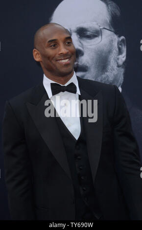 L'ancien joueur NBA Kobe Bryant assiste à l'American Film Institute's 44e gala Prix hommage au compositeur John Williams au Kodak Theater dans la section Hollywood de Los Angeles le 9 juin 2016. Plus de six décennies, à Hollywood, Williams a écrit certains des plus mémorables dans l'histoire de la musique de film. Ses 100-plus caractéristiques ont gagné 50 Academy Award nominations (faisant de lui le plus de personne vivante), remportant cinq fois. Williams a également reçu 22 Grammy, sept BAFTAs, cinq Emmys, quatre Golden Globes, un Kennedy Center l'honneur et la Médaille nationale des arts, puis il y a toutes Banque D'Images