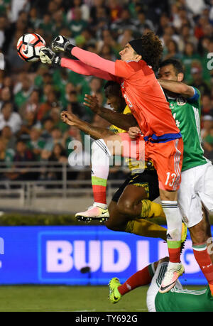 Mexique Le gardien Guillermo Ochoa (13) dévie un corner de l'avant du net contre la Jamaïque au cours de la deuxième moitié d'une Copa America 2016 Centenario Group un match au Rose Bowl de Pasadena, Californie, le 9 juin 2016. Le Mexique a battu la Jamaïque 2-0. Photo par Michael Owen Baker/UPI Banque D'Images