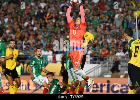 Mexique gardien Guillermo Ochoa monte pour attraper un coup de pied de coin contre la Jamaïque au cours de la deuxième moitié d'une Copa America 2016 Centenario Group un match au Rose Bowl de Pasadena, Californie, le 9 juin 2016. Le Mexique a battu la Jamaïque 2-0. Photo par Michael Owen Baker/UPI Banque D'Images