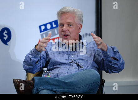 Commentateur Conservateur Glenn Beck s'engage dans la conversation lors d'Politicon au Pasadena Convention Center à Pasadena, Californie le 25 juin 2016. Photo par Jim Ruymen/UPI Banque D'Images