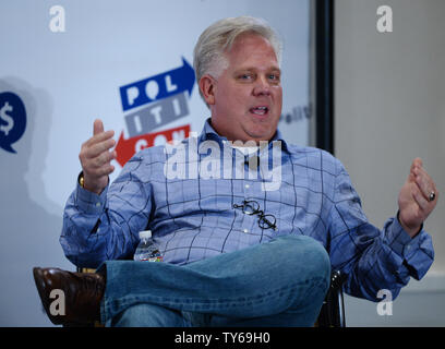 Commentateur Conservateur Glenn Beck s'engage dans la conversation lors d'Politicon au Pasadena Convention Center à Pasadena, Californie le 25 juin 2016. Photo par Jim Ruymen/UPI Banque D'Images