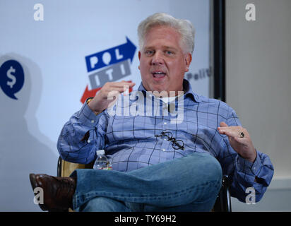 Commentateur Conservateur Glenn Beck s'engage dans la conversation lors d'Politicon au Pasadena Convention Center à Pasadena, Californie le 25 juin 2016. Photo par Jim Ruymen/UPI Banque D'Images