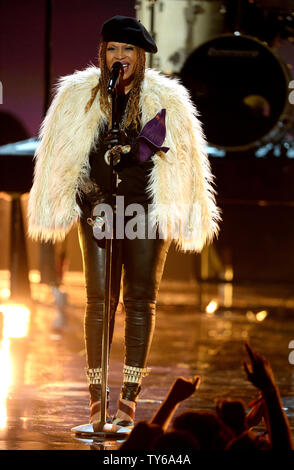 Erykah Badu effectue sur scène lors de la 16e conférence annuelle de Microsoft à BET Awards Theatre de Los Angeles le 26 juin 2016. Photo par Jim Ruymen/UPI Banque D'Images