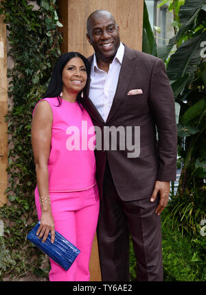 L'ancien joueur NBA Earvin 'Magic' Johnson (R) et sa femme Earlitha 'cookie' Kelly assister à la première mondiale de la motion photo du film d'aventure "La Légende de Tarzan" au théâtre Dolby dans la section Hollywood de Los Angeles le 27 juin 2016. Scénario : Tarzan, avoir acclimatées à vie à Londres, est rappelé à son ancien domicile dans la jungle d'enquêter sur les activités d'un camp minier. Photo par Jim Ruymen/UPI Banque D'Images