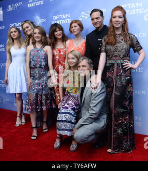 Acteurs, Erin Moriarty, Samantha Isler, Basil Poledouris, Kathryn Hahn, Trin Miller, scénariste/réalisateur Matt Ross, actrice Annalise Basso (L-R), l'actrice Shree Crooks et l'acteur Viggo Mortensen, premier plan, assister à la première de the motion picture drama fantastique "capitaine" à l'Harmony Gold Théâtre dans la section Hollywood de Los Angeles le 26 juin 2016. Scénario : Dans les forêts de la région du Nord-Ouest du Pacifique, un père consacré à élever ses six enfants avec une éducation physique et intellectuelle rigoureuse est forcé de quitter son paradis et entrer dans le monde, défiant son idée de ce que signifie être un p Banque D'Images