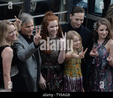 Kathryn Hahn acteurs, Viggo Mortensen, Annalise Basso, Shree Crooks, scénariste/réalisateur Matt Ross et Samantha Isler (L-R) assister à la première de the motion picture drama fantastique "capitaine" à l'Harmony Gold Théâtre dans la section Hollywood de Los Angeles le 26 juin 2016. Scénario : Dans les forêts de la région du Nord-Ouest du Pacifique, un père consacré à élever ses six enfants avec une éducation physique et intellectuelle rigoureuse est forcé de quitter son paradis et entrer dans le monde, défiant son idée de ce que cela signifie d'être un parent. Photo par Jim Ruymen/UPI Banque D'Images