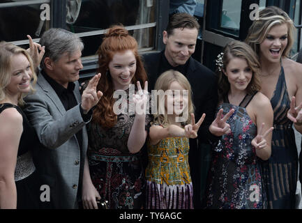 Kathryn Hahn acteurs, Viggo Mortensen, Annalise Basso, Shree Crooks, scénariste/réalisateur Matt Ross et acteurs Samantha Isler et Missi Pyle (L-R) assister à la première de the motion picture drama fantastique "capitaine" à l'Harmony Gold Théâtre dans la section Hollywood de Los Angeles le 26 juin 2016. Scénario : Dans les forêts de la région du Nord-Ouest du Pacifique, un père consacré à élever ses six enfants avec une éducation physique et intellectuelle rigoureuse est forcé de quitter son paradis et entrer dans le monde, défiant son idée de ce que cela signifie d'être un parent. Photo par Jim Ruymen/UPI Banque D'Images