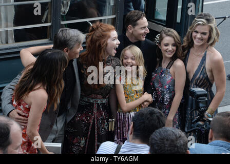 Kathryn Hahn acteurs, Viggo Mortensen, Annalise Basso, Shree Crooks, scénariste/réalisateur Matt Ross et acteurs Samantha Isler et Missi Pyle (L-R) assister à la première de the motion picture drama fantastique "capitaine" à l'Harmony Gold Théâtre dans la section Hollywood de Los Angeles le 26 juin 2016. Scénario : Dans les forêts de la région du Nord-Ouest du Pacifique, un père consacré à élever ses six enfants avec une éducation physique et intellectuelle rigoureuse est forcé de quitter son paradis et entrer dans le monde, défiant son idée de ce que cela signifie d'être un parent. Photo par Jim Ruymen/UPI Banque D'Images