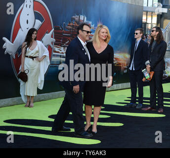 Producteur Dan Aykroyd et son épouse Donna Dixon assister à la première de the motion picture comédie 'Ghostbusters' au théâtre chinois de Grauman dans la section Hollywood de Los Angeles le 9 juillet 2016. 'Storyline : 30 ans après Ghostbusters a pris le monde par la tempête, la franchise bien-aimé fait son retour tant attendu. Réalisateur Paul Feig apporte sa fraîcheur à la comédie surnaturelle, rejoints par certains des acteurs les plus drôles au travail aujourd'hui. Photo par Jim Ruymen/UPI Banque D'Images