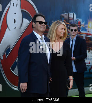 Producteur Dan Aykroyd et son épouse Donna Dixon assister à la première de the motion picture comédie 'Ghostbusters' au théâtre chinois de Grauman dans la section Hollywood de Los Angeles le 9 juillet 2016. 'Storyline : 30 ans après Ghostbusters a pris le monde par la tempête, la franchise bien-aimé fait son retour tant attendu. Réalisateur Paul Feig apporte sa fraîcheur à la comédie surnaturelle, rejoints par certains des acteurs les plus drôles au travail aujourd'hui. Photo par Jim Ruymen/UPI Banque D'Images