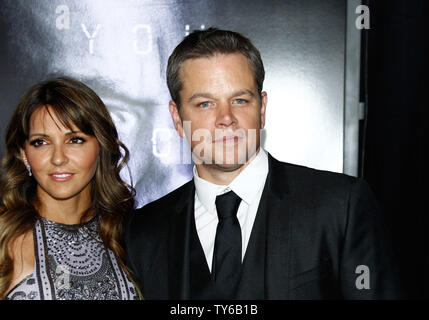 Acteur Matt Damon (R) et sa femme Luciana Barroso assister à la première du film thriller 'Jason Bourne' au Caesars Palace à Las Vegas, Nevada le 18 juillet 2016. Scénario : Jason Bourne, maintenant se rappeler qui il est vraiment, essaie de découvrir des vérités cachées au sujet de son passé. Photo de James Atoa/UPI Banque D'Images