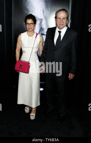 Acteur Tommy Lee Jones et épouse Dawn Laurel Jones assister à la première du film thriller 'Jason Bourne' au Caesars Palace à Las Vegas, Nevada le 18 juillet 2016. Scénario : Jason Bourne, maintenant se rappeler qui il est vraiment, essaie de découvrir des vérités cachées au sujet de son passé. Photo de James Atoa/UPI Banque D'Images