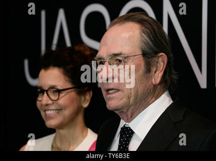 Acteur Tommy Lee Jones (R) et épouse Dawn Laurel Jones assister à la première du film thriller 'Jason Bourne' au Caesars Palace à Las Vegas, Nevada le 18 juillet 2016. Scénario : Jason Bourne, maintenant se rappeler qui il est vraiment, essaie de découvrir des vérités cachées au sujet de son passé. Photo de James Atoa/UPI Banque D'Images