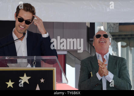 L'acteur Michael Keaton (R) réagit aux commentaires par son fils Sean Douglas lors d'une cérémonie de dévoilement d'honorer avec le 2,585ème étoile sur le Hollywood Walk of Fame à Los Angeles le 28 juillet 2016. Photo par Jim Ruymen/UPI Banque D'Images