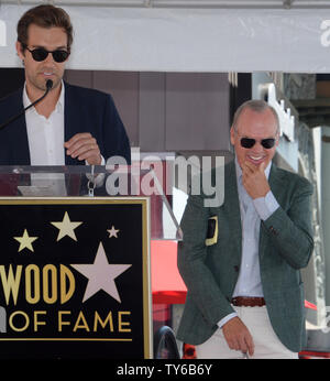 L'acteur Michael Keaton (R) réagit aux commentaires par son fils Sean Douglas lors d'une cérémonie de dévoilement d'honorer avec le 2,585ème étoile sur le Hollywood Walk of Fame à Los Angeles le 28 juillet 2016. Photo par Jim Ruymen/UPI Banque D'Images