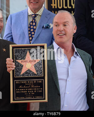 L'acteur Michael Keaton contient une réplique au cours d'une cérémonie de dévoilement de la plaque honorant lui avec la 2,585ème étoile sur le Hollywood Walk of Fame à Los Angeles le 28 juillet 2016. Photo par Jim Ruymen/UPI Banque D'Images