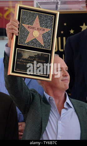 L'acteur Michael Keaton contient une réplique au cours d'une cérémonie de dévoilement de la plaque honorant lui avec la 2,585ème étoile sur le Hollywood Walk of Fame à Los Angeles le 28 juillet 2016. Photo par Jim Ruymen/UPI Banque D'Images