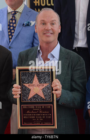 L'acteur Michael Keaton contient une réplique au cours d'une cérémonie de dévoilement de la plaque honorant lui avec la 2,585ème étoile sur le Hollywood Walk of Fame à Los Angeles le 28 juillet 2016. Photo par Jim Ruymen/UPI Banque D'Images