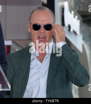 L'acteur Michael Keaton (R) réagit aux commentaires lors d'une cérémonie de dévoilement d'honorer avec le 2,585ème étoile sur le Hollywood Walk of Fame à Los Angeles le 28 juillet 2016. Photo par Jim Ruymen/UPI Banque D'Images