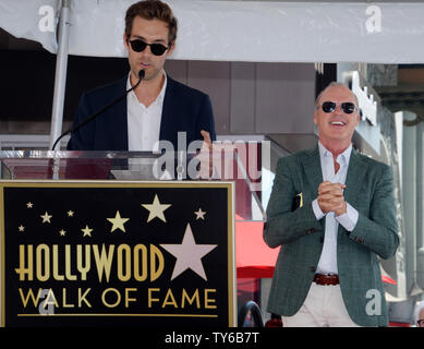 L'acteur Michael Keaton (R) réagit aux commentaires par son fils Sean Douglas lors d'une cérémonie de dévoilement d'honorer avec le 2,585ème étoile sur le Hollywood Walk of Fame à Los Angeles le 28 juillet 2016. Photo par Jim Ruymen/UPI Banque D'Images