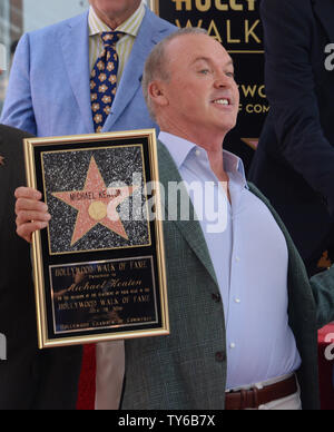 L'acteur Michael Keaton contient une réplique au cours d'une cérémonie de dévoilement de la plaque honorant lui avec la 2,585ème étoile sur le Hollywood Walk of Fame à Los Angeles le 28 juillet 2016. Photo par Jim Ruymen/UPI Banque D'Images