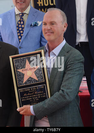 L'acteur Michael Keaton contient une réplique au cours d'une cérémonie de dévoilement de la plaque honorant lui avec la 2,585ème étoile sur le Hollywood Walk of Fame à Los Angeles le 28 juillet 2016. Photo par Jim Ruymen/UPI Banque D'Images