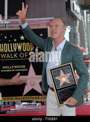 L'acteur Michael Keaton contient une réplique au cours d'une cérémonie de dévoilement de la plaque honorant lui avec la 2,585ème étoile sur le Hollywood Walk of Fame à Los Angeles le 28 juillet 2016. Photo par Jim Ruymen/UPI Banque D'Images