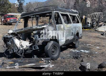 Les résidents locaux, qui ont fui un mur de flammes dans le coupe-feu bleu à l'Est de Los Angeles, retour à sauveteurs au milieu de dommages dans les roches, Mormon Californie le 19 août 2016. Le feu continue de brûler plus d'acres, tandis que les pompiers luttent pour prendre le contrôle de l'explosif blaze, qui a grimpé à près de 37 000 acres de plus de 58 milles carrés, détruisant 96 maisons. Photo par Jim Ruymen/UPI Banque D'Images
