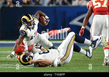 Los Angeles Rams' wide receiver Bradley Marquez (15) atteint pour plus de métrage contre les Kansas City Chiefs au Los Angeles Coliseum de Los Angeles le 20 août 2016. Photo par Jon SooHooUPI Banque D'Images