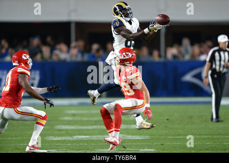 Los Angeles Rams' wide receiver Brian Quick (83) monte pour la balle contre les Kansas City Chiefs' coffre Daniel Sorensen(49) au Los Angeles Coliseum de Los Angeles le 20 août 2016. Photo par Jon SooHooUPI Banque D'Images
