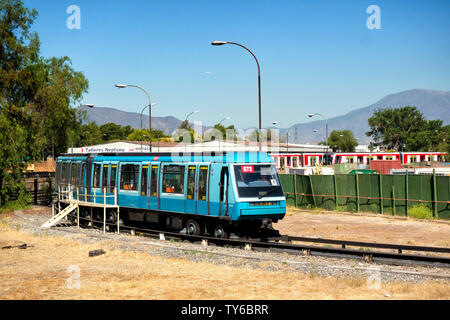 SANTIAGO, CHILI - Décembre 2015 : Santiago Metro NS93 train entrant Neptuno depot Banque D'Images