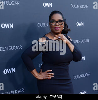 Producteur Oprah Winfrey assiste à la première de la série télévisée dramatique propre 'Reine' Sucre chez Warner Bros. Studio à Burbank, en Californie le 29 août 2016. Scénario : la série raconte la vie et les amours de trois ex-sœurs en Louisiane. Photo par Jim Ruymen/UPI Banque D'Images