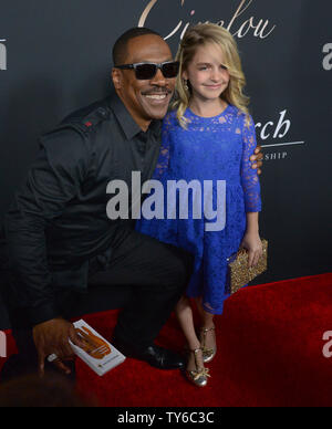 Acteurs Eddie Murphy et Mckenna Grace assister à la première de the motion picture drama 'Mr. Église' à l'ArcLight Cinema Dome dans la section Hollywood de Los Angeles le 6 septembre 2016. Scénario : 'Mr. Église' raconte l'histoire d'une amitié unique qui se développe quand une petite fille et sa mère mourante de retenir les services d'un cuisinier talentueux - Henry Joseph Église. Ce qui commence comme un arrangement au lieu de six mois s'étend sur 15 ans, et crée un lien familial qui dure pour toujours. Photo par Jim Ruymen/UPI Banque D'Images